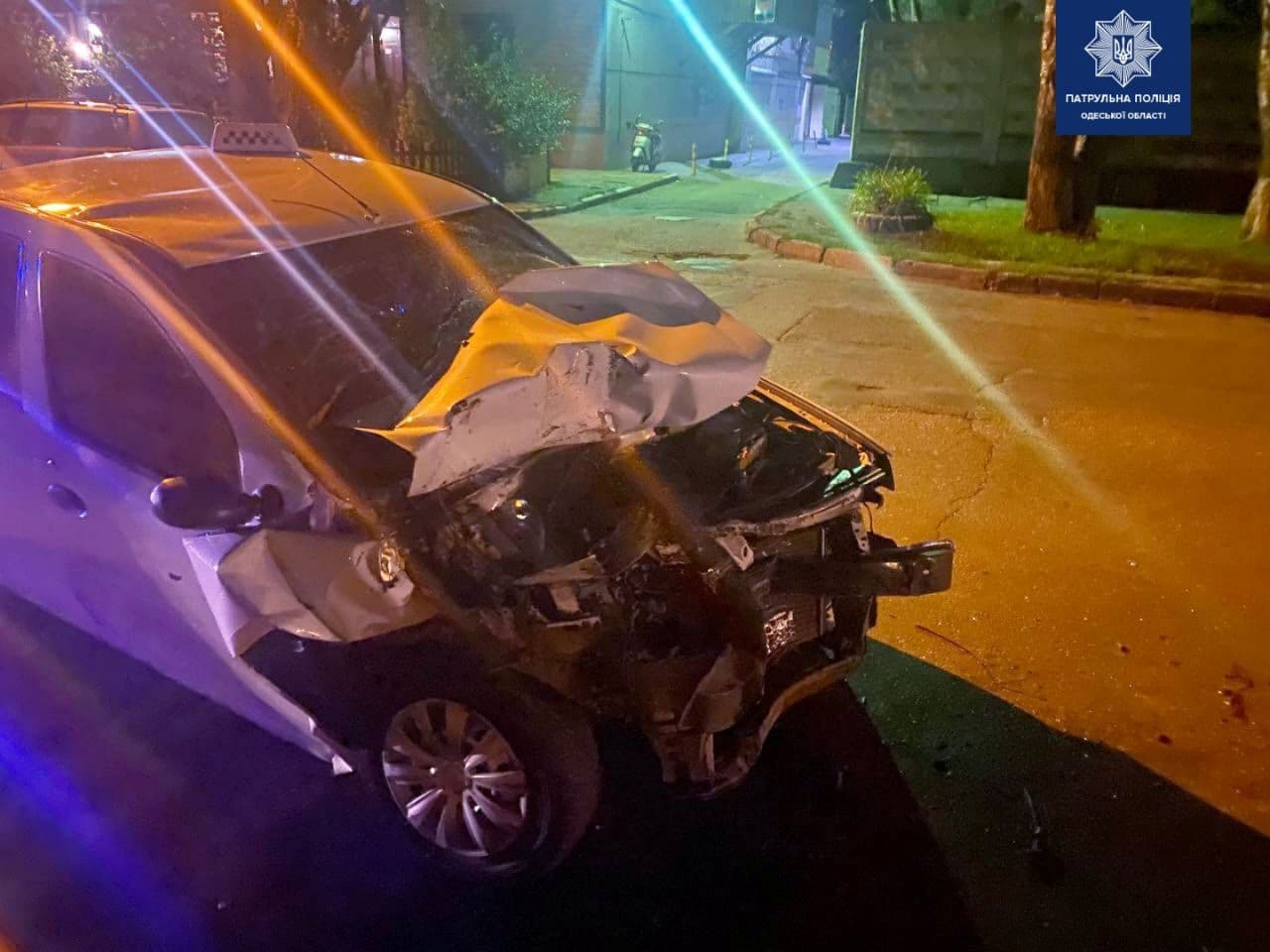 На улице Радостной водитель автомобиля Renault врезался в припаркованный "УАЗ". Фото: патрульная полиция
