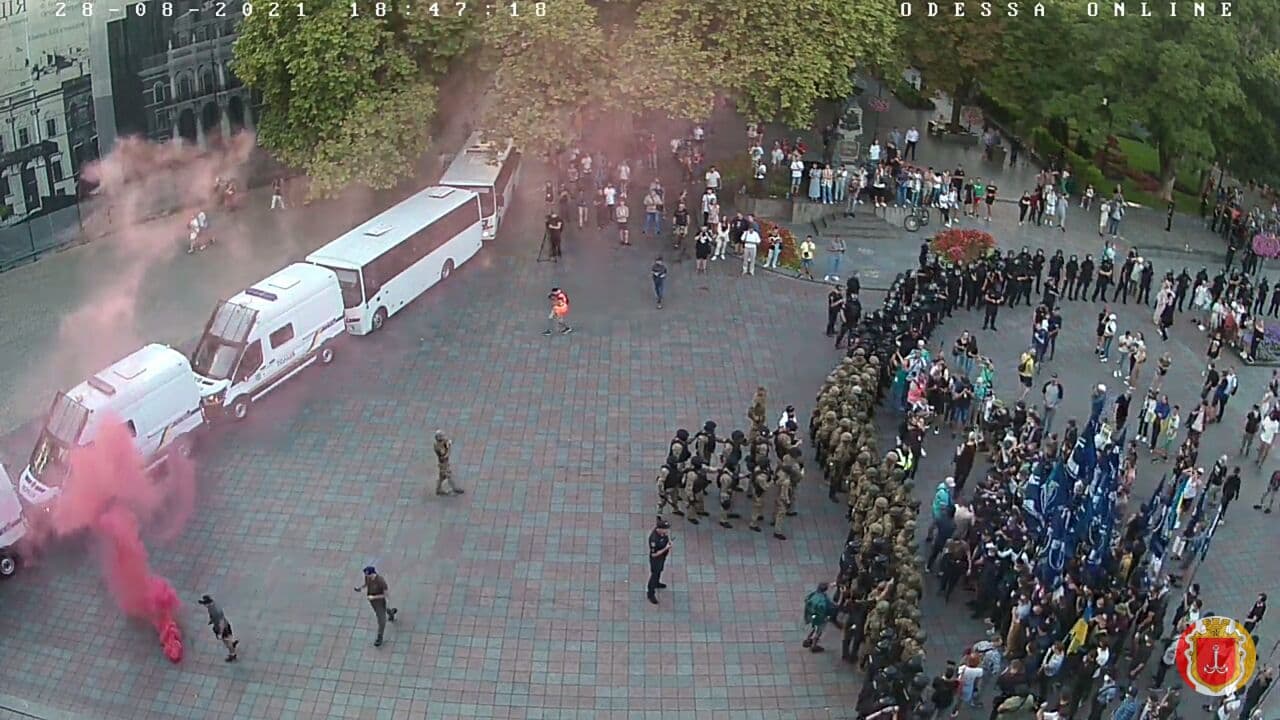 Сотрудники полиции окружили общественников организации "Традиция и Порядок" на Думской площади