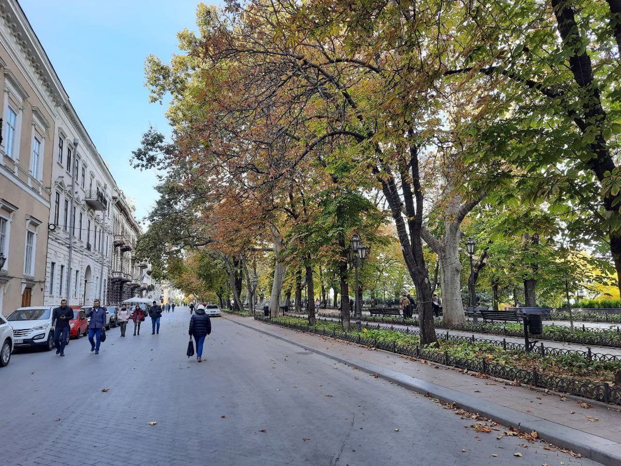 Приморский бульвар в октябре 2021 года. Фото Марины Повертайло