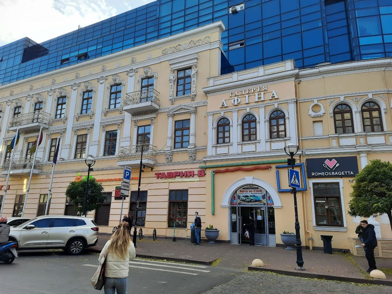 Торговый центр "Афина" на Греческой площади. Фото Марины Повертайло