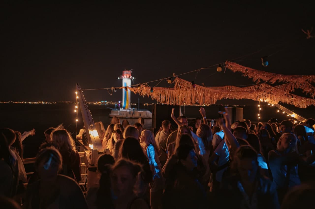 Вечеринка в открытом море. Фото: клуб "Авантюристы"