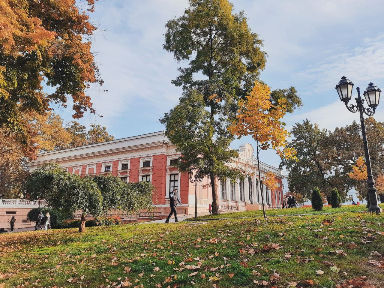 Театральная площадь в Одессе в октябре 2021 года. Фото Марины Повертайло