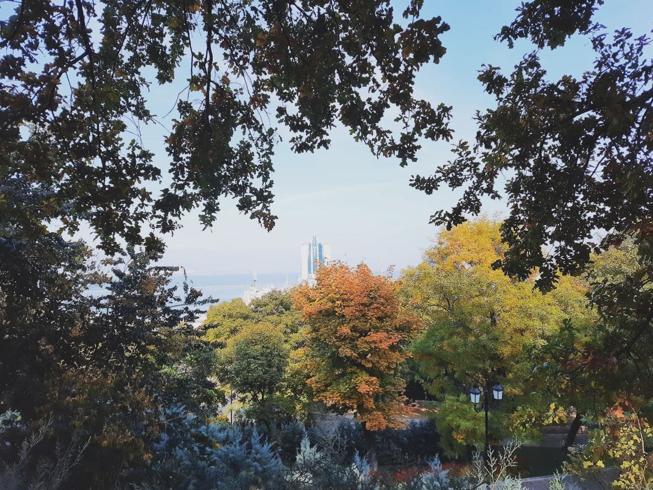 Вид на Морвокзал с Приморского бульвара в Одессе в октябре 2021 года. Фото Марины Повертайло