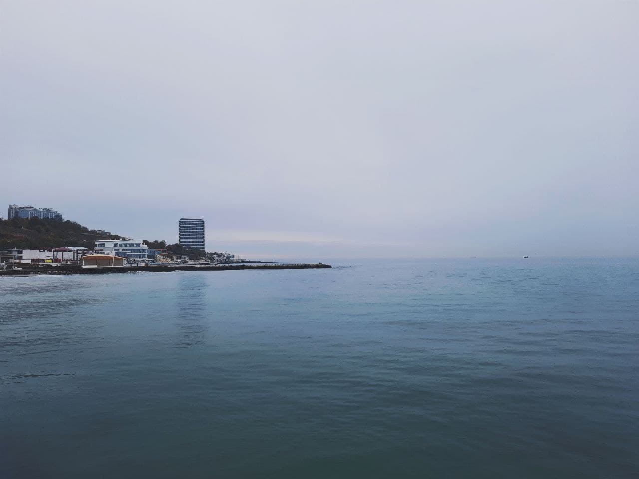 Пляж "Аркадия" в Одессе в октябре 2021 года. Фото Марины Повертайло