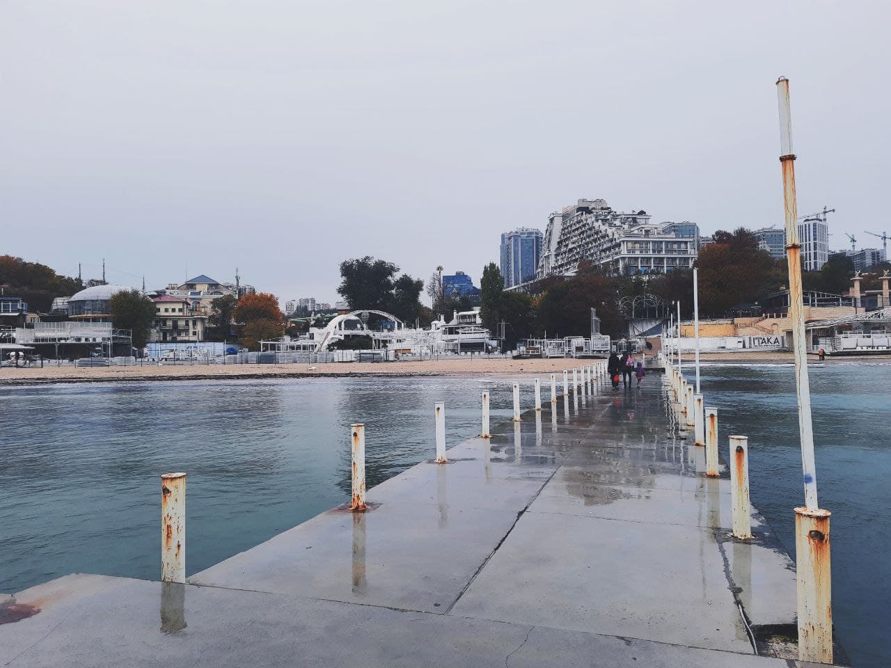 Пляж "Аркадия" в Одессе в октябре 2021 года. Фото Марины Повертайло