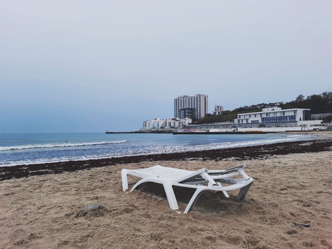 Пляж "Аркадия" в Одессе в октябре 2021 года. Фото Марины Повертайло