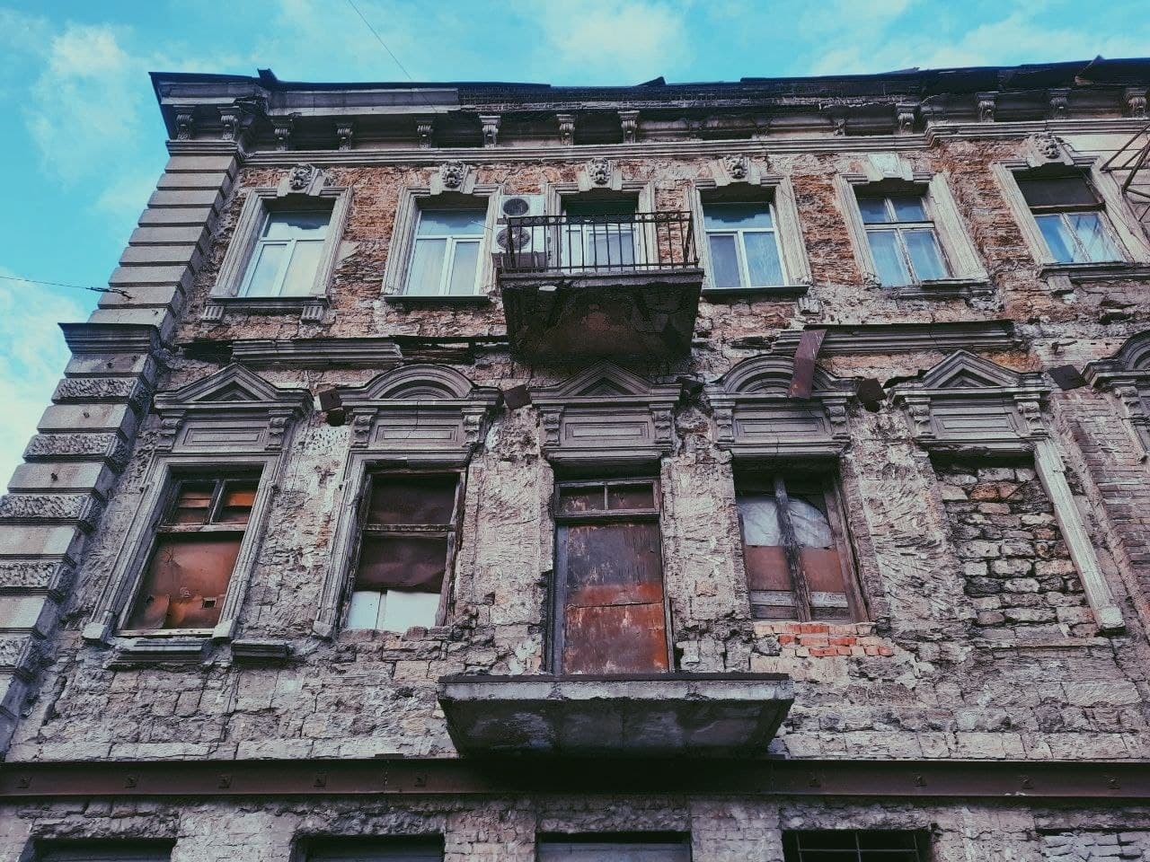 Дом-утюг на Мечникова в Одессе осенью 2021 года. Фото Марины Повертайло