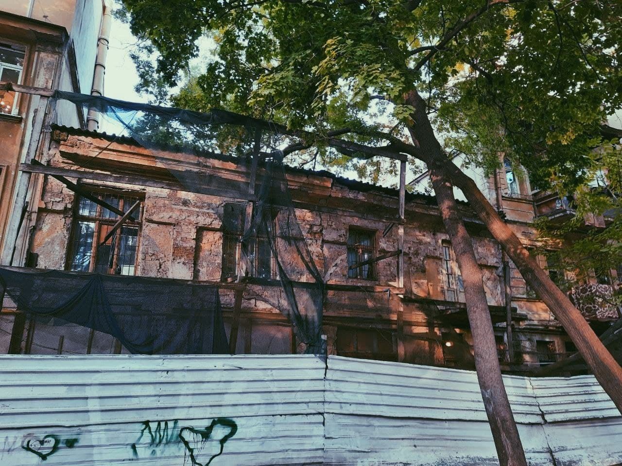Дом на Чайковского, 11 в Одессе осенью 2021 года. Фото Марины Повертайло