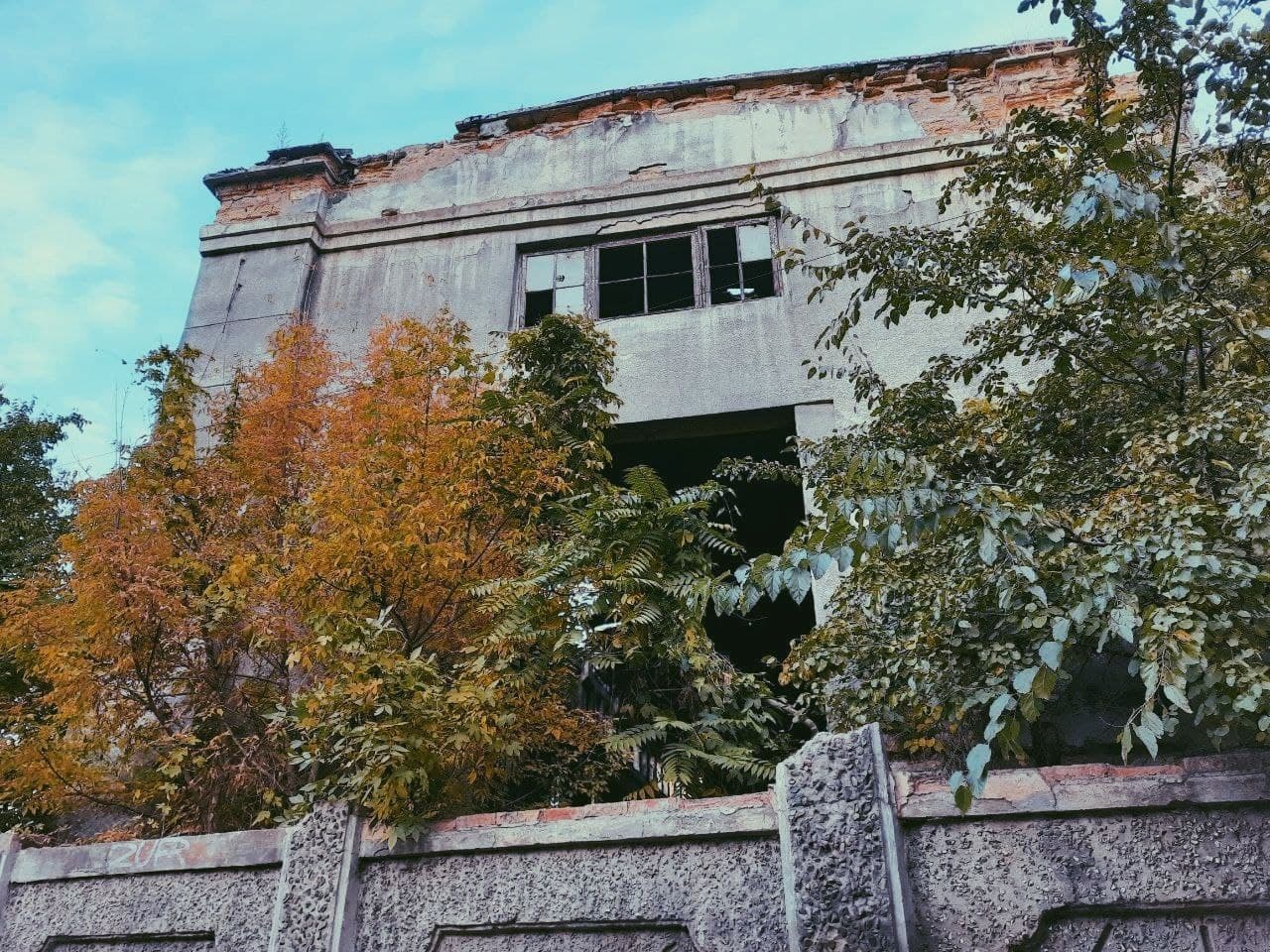 Корпус Одесского судоремонтного завода осенью 2021 года. Фото Марины Повертайло