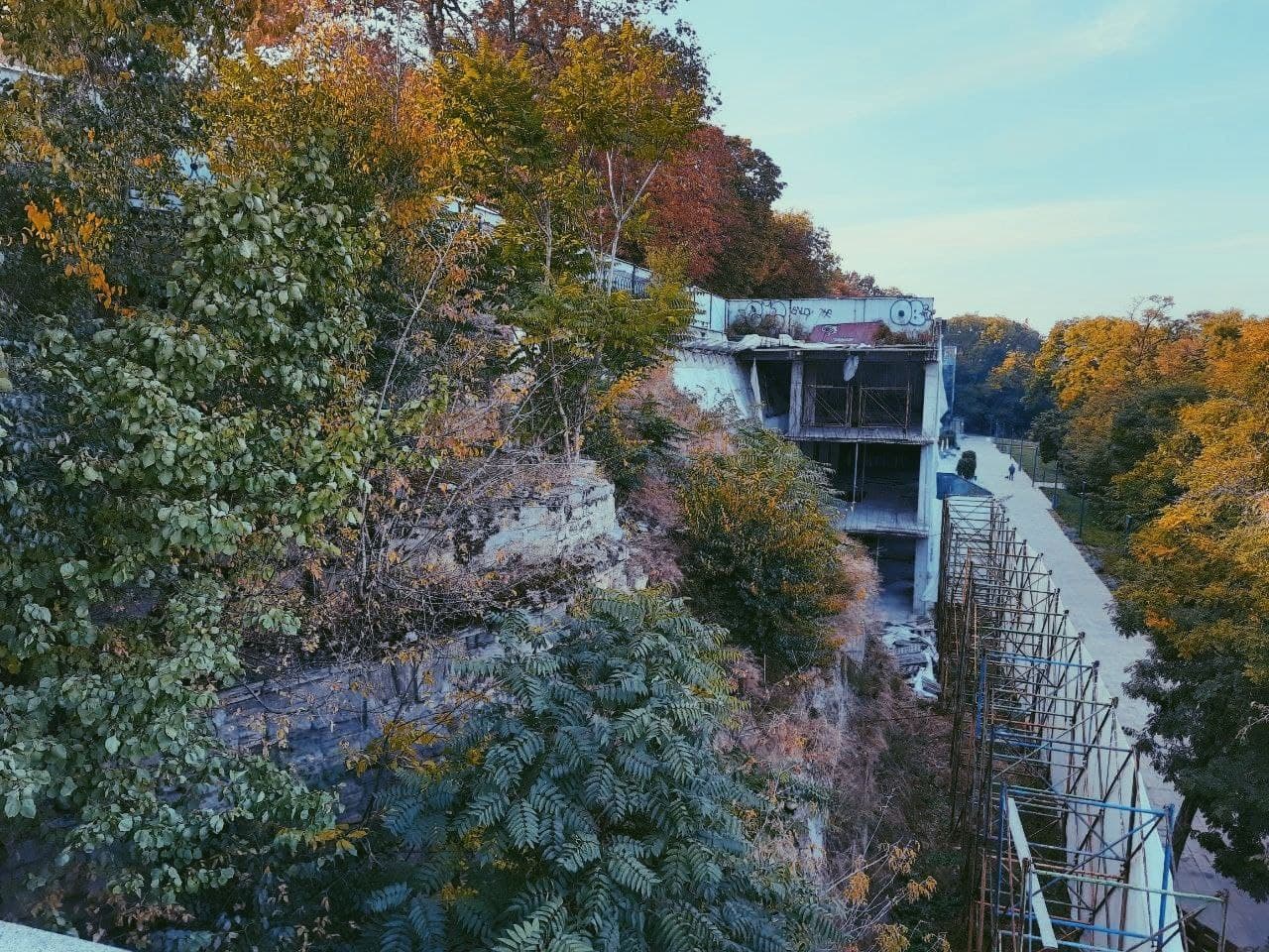 Остатки руин рыбного ресторана в Одессе осенью 2021 года. Фото Марины Повертайло