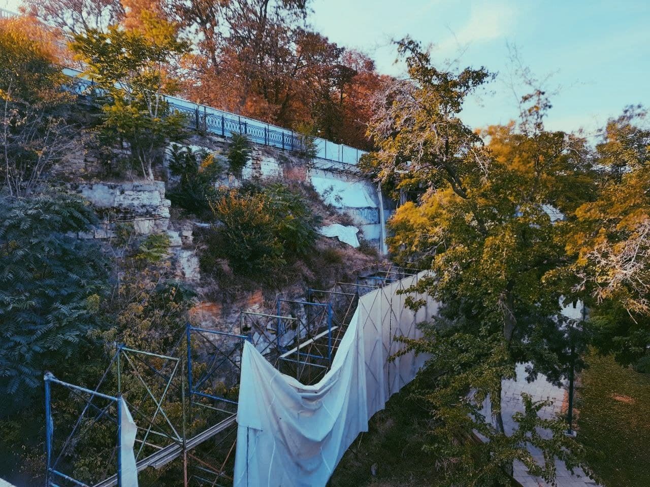 Остатки руин рыбного ресторана в Одессе осенью 2021 года. Фото Марины Повертайло