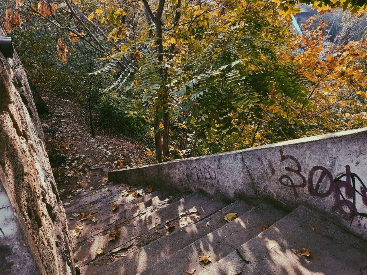 Лестница от Воронцовской колоннады до Военного спуска в Одессе осенью 2021 года. Фото Марины Повертайло