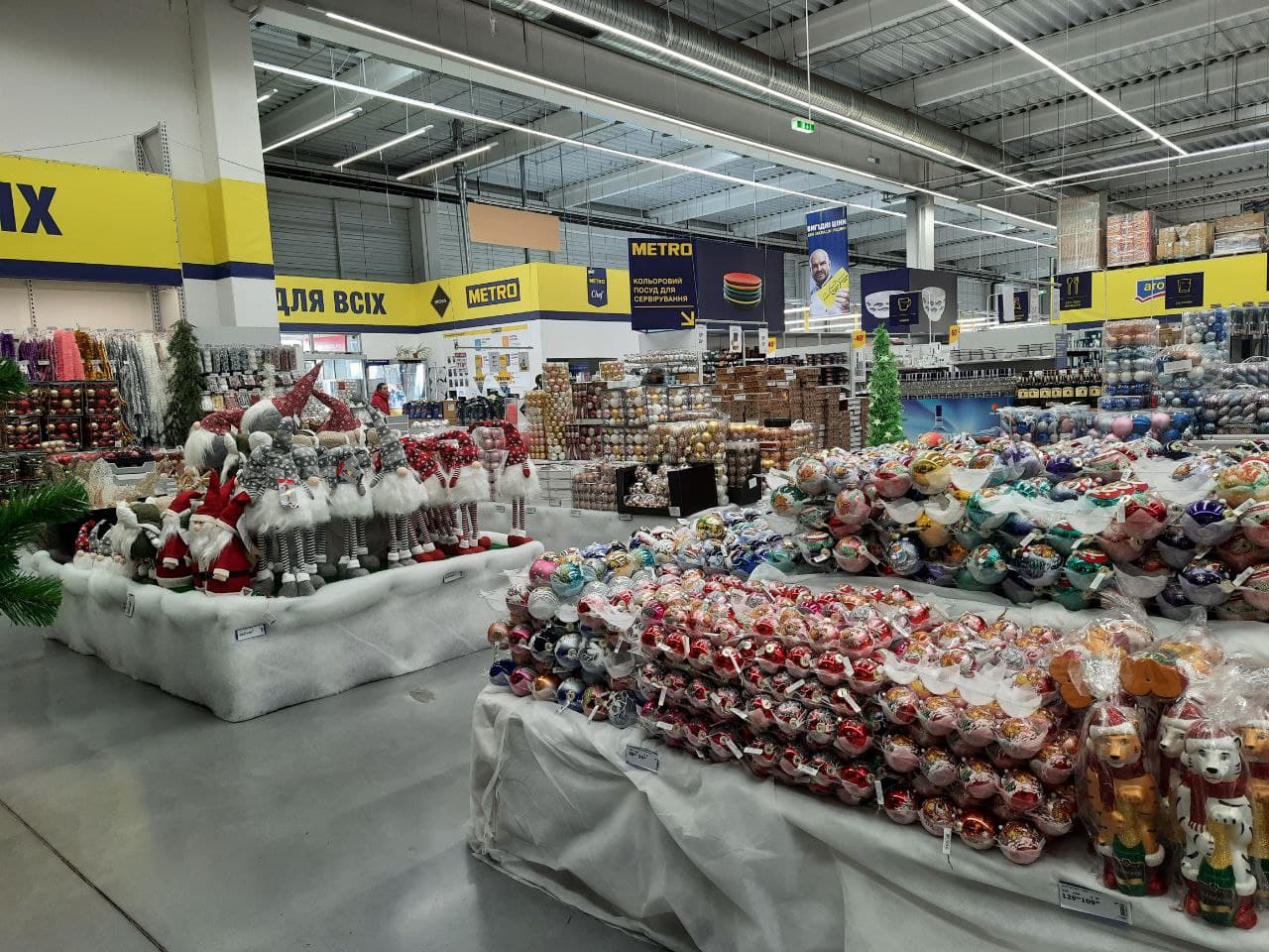 В одесских супермаркетах появились новогодние украшения. Фото Марины Повертайло