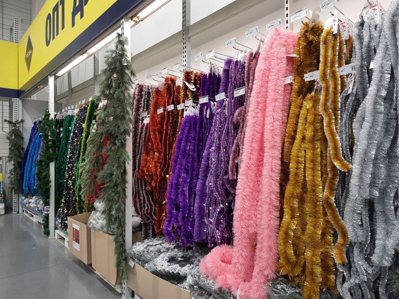 В одесских супермаркетах появились новогодние украшения. Фото Марины Повертайло