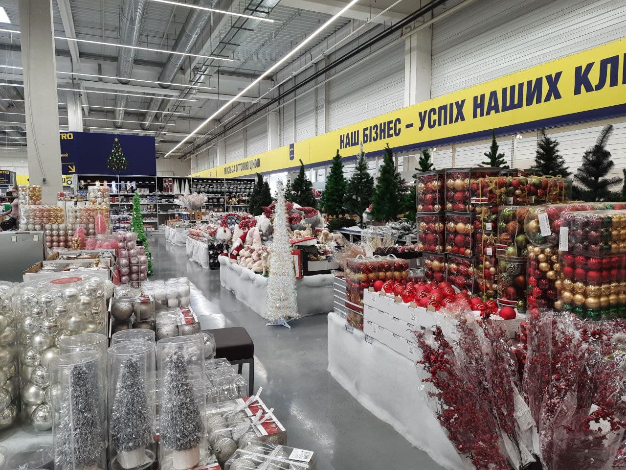 В одесских супермаркетах появились новогодние украшения. Фото Марины Повертайло