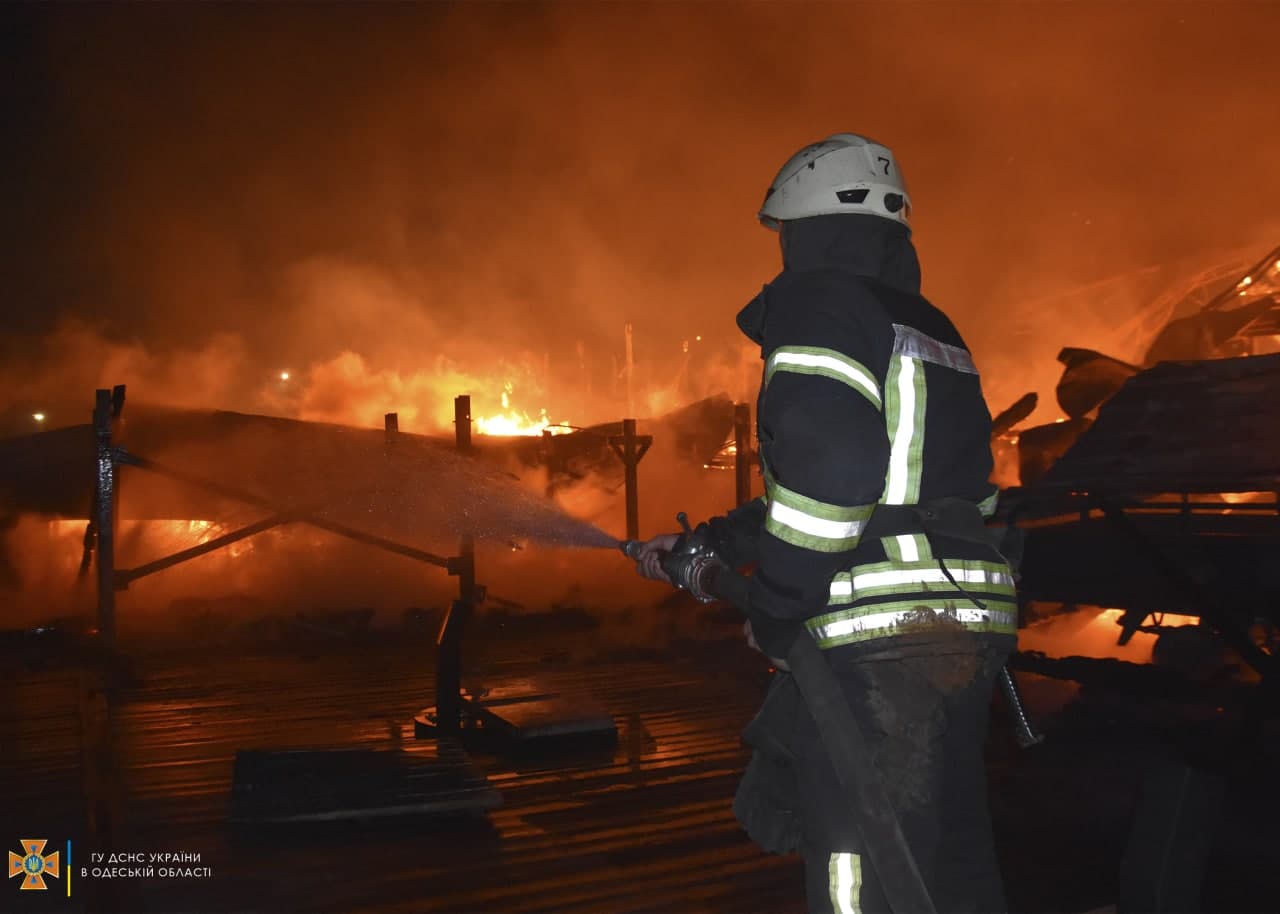 В Одессе на пляже "Дельфин" сгорел ночной клуб True Man . Фото: od.dsns.gov.ua