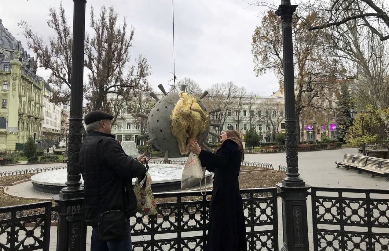В Одесском горсаду появилась противоречивая скульптура.