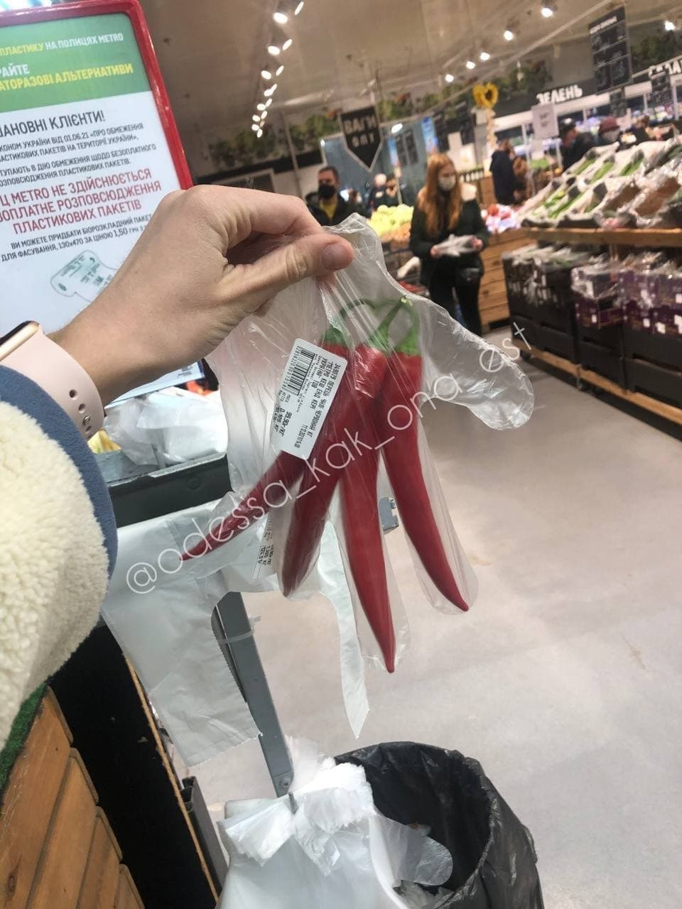 Одесситы вместо пластиковых пакетов используют перчатки.