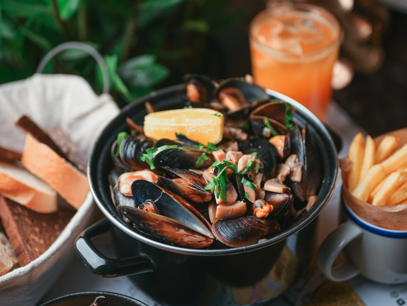 Праздник без забот: где в Одессе заказать новогоднее меню с доставкой. "Котелок"