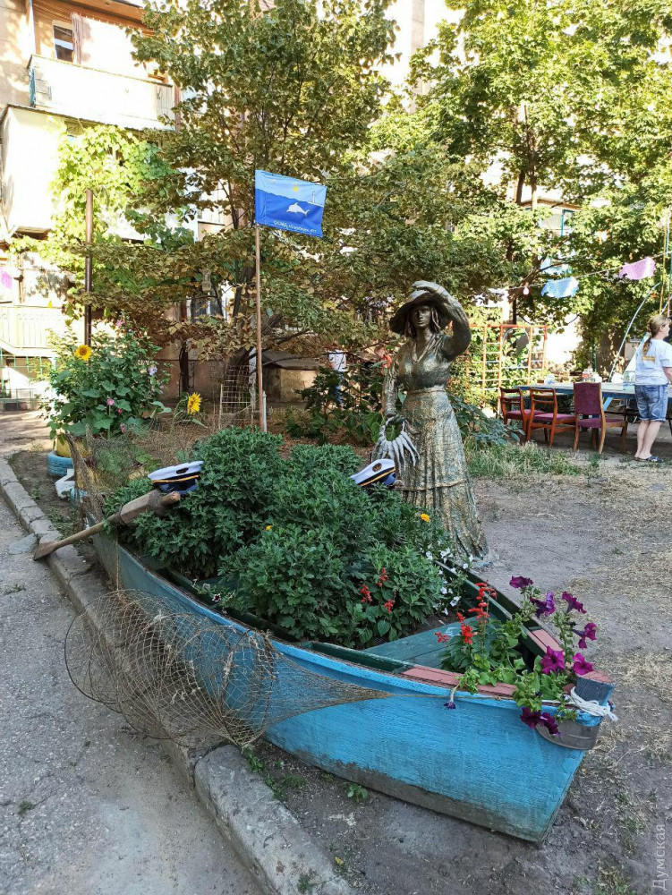 Рыбачка Соня на улице Средней, 47. Фото: Думская