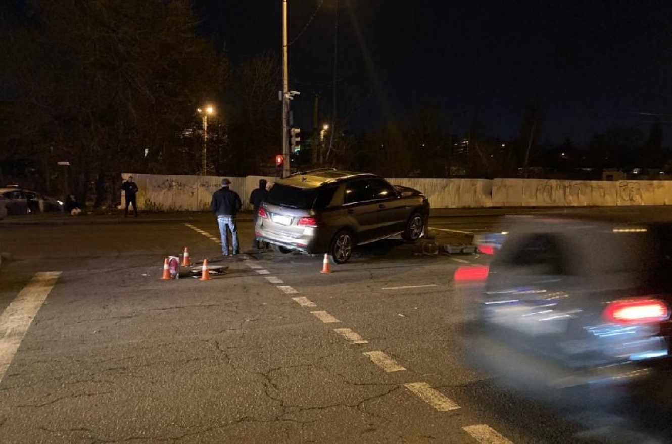 "Поцелуй" со светофором и неугодных пешеход: в Одессе произошло два серьезных ДТП. Фото: "Думская"