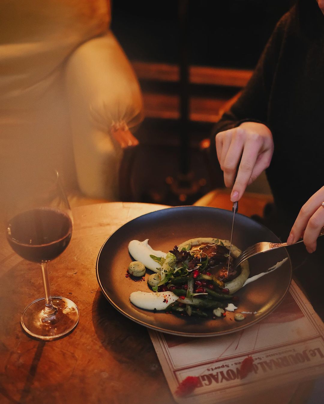 Медальоны в ресторане Pray. Фото: instagram.com/pray.bar