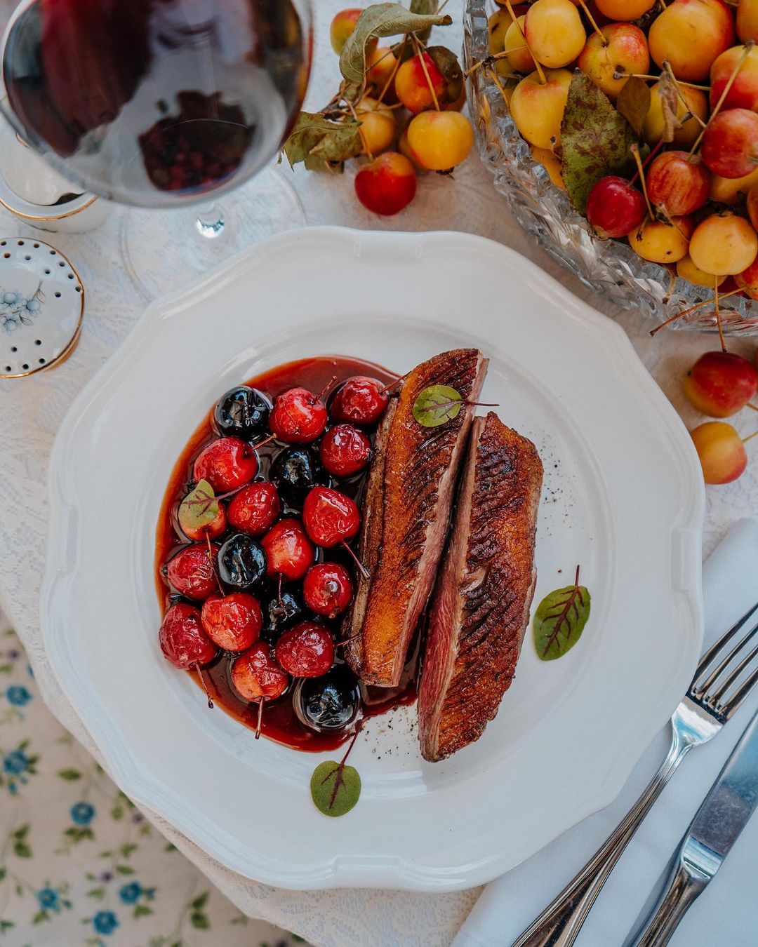 Утиная грудка мулард под соусом из винеш амарена и райскими яблочками в ресторане "Дача". Фото: instagram.com/restaurant.dacha