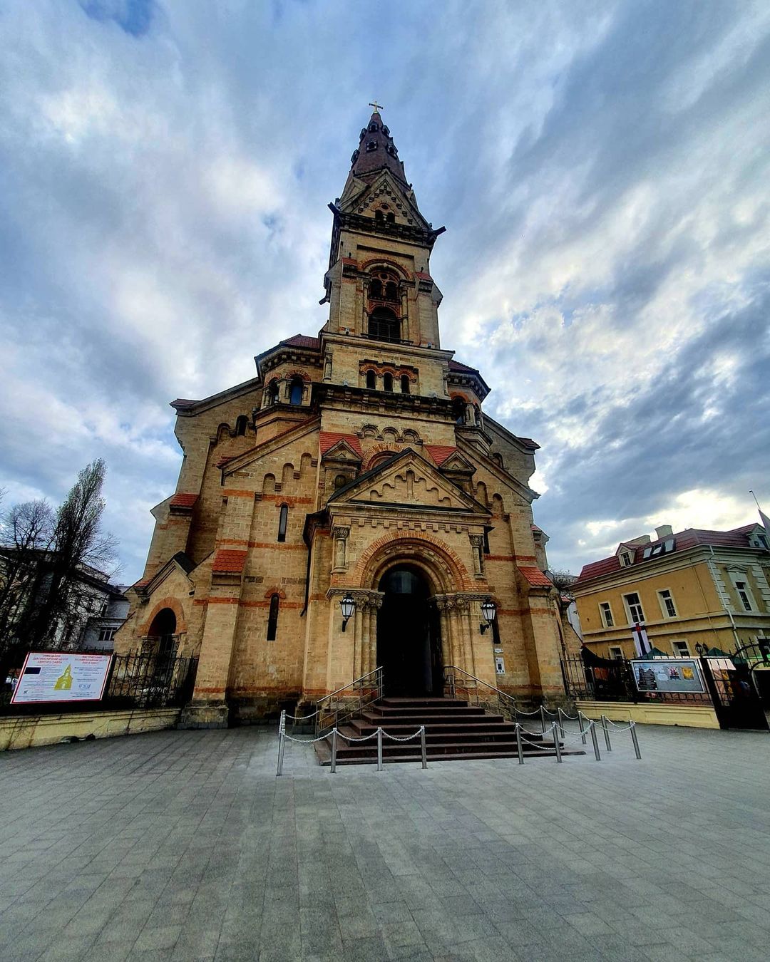 Вход в одесскую Кирху оградили столбиками. Фото: instagram.com/sascha_dji