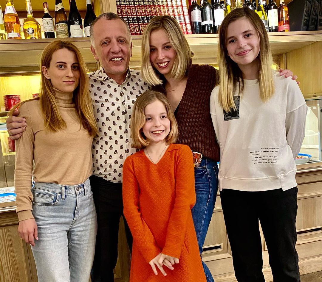 Савелий Либкин с тремя младшими дочерьми и Мариной Маричевой. Фото: instagram.com/savvalibkin