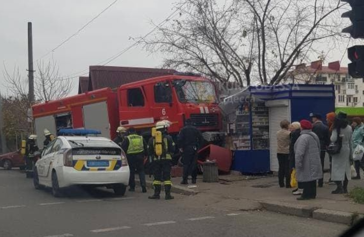 В Одессе пожарная машина врезалась в сигаретный киоск.