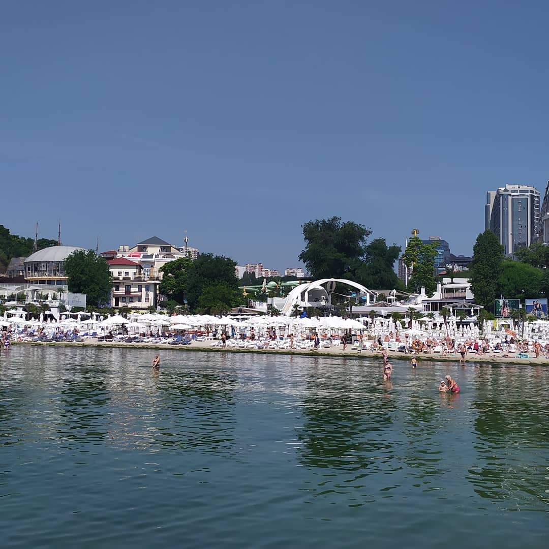 В Одессе еще больше пляжей заставили шезлонгами: люди начали писать жалобы. Фото: instagram.com/starinska___alekseenko