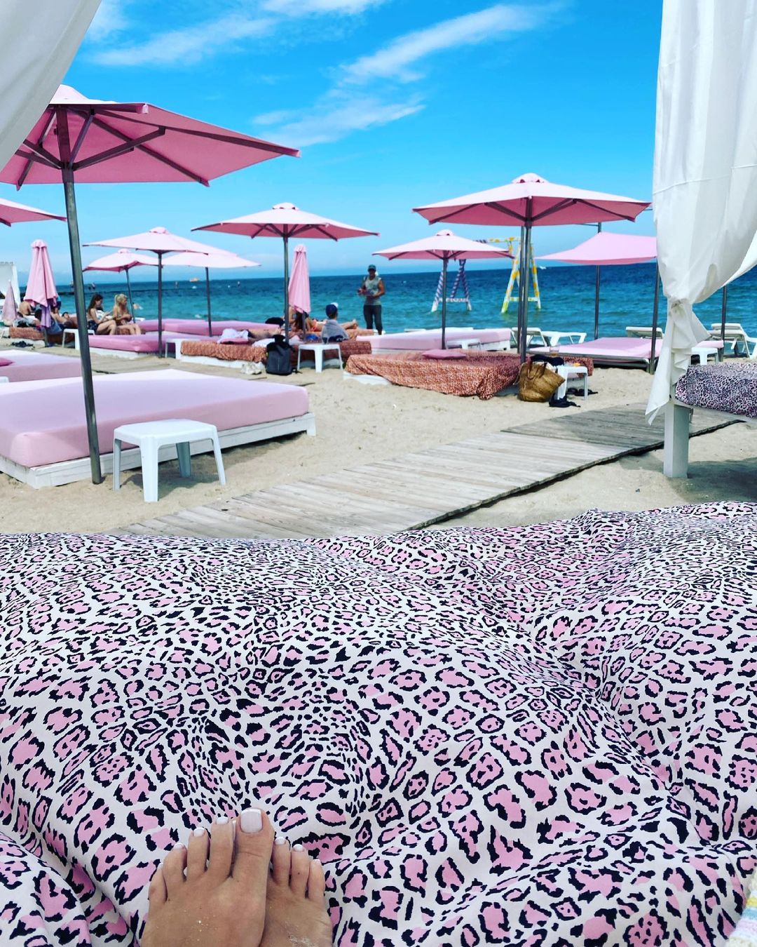 В Одессе еще больше пляжей заставили шезлонгами: люди начали писать жалобы. Фото: instagram.com/tati_bilch