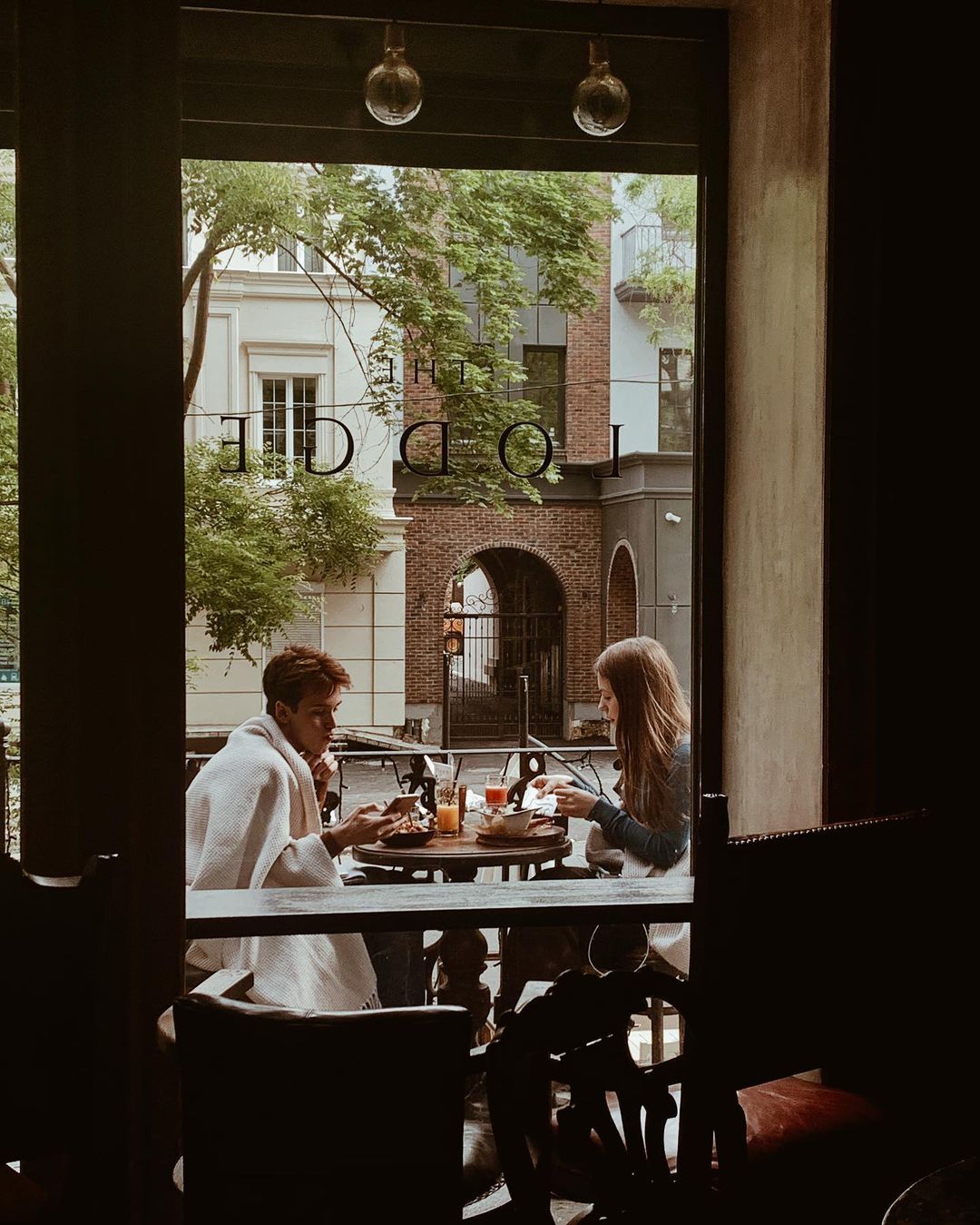 Возьми четвероногих друзей с собой: 10 pet-friendly заведений в Одессе. The Lodge Cafe