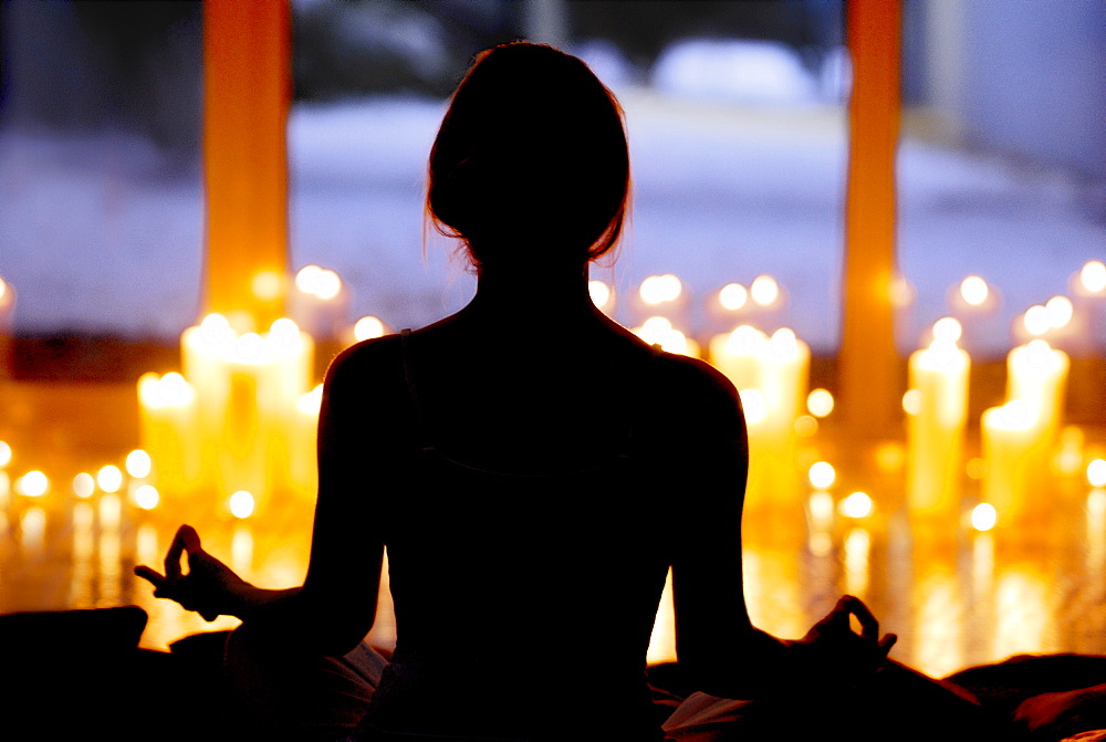 Горячая йога при свечах