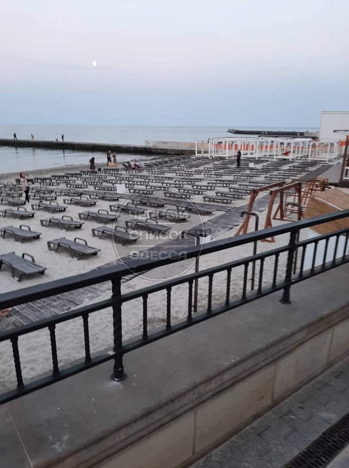 В Одессе еще больше пляжей заставили шезлонгами: люди начали писать жалобы. Фото: "Черный список Одесса"