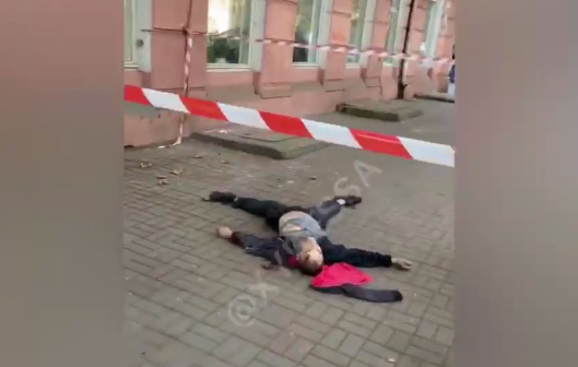 Мужчина, который упал с крыши на Ришельевской. Скринщот из видео телеграм-канала ХО