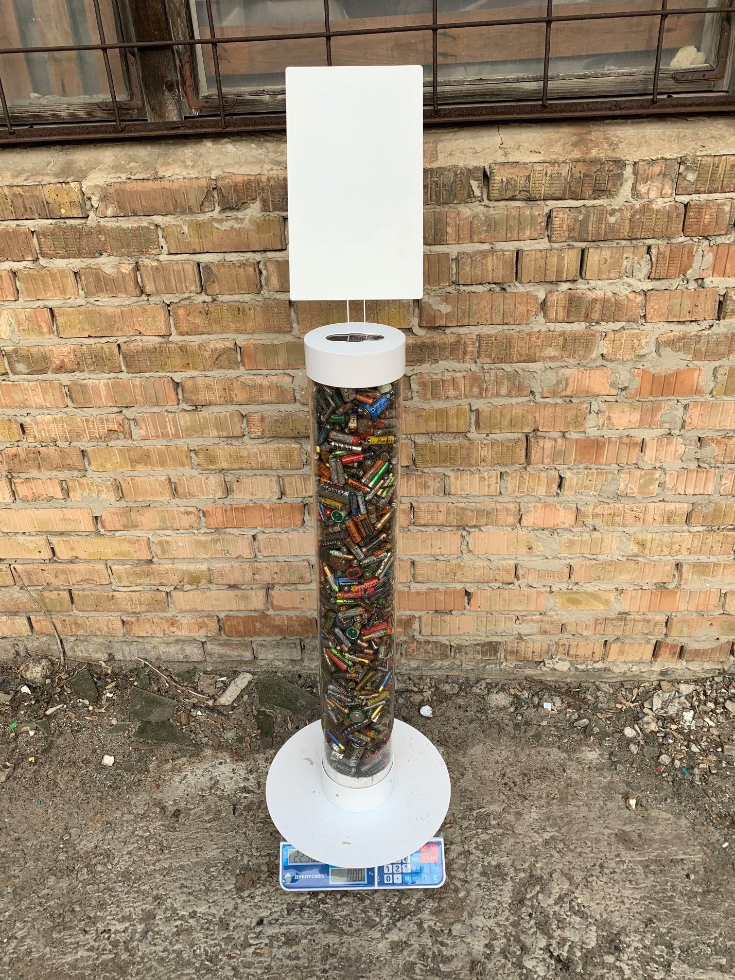 Фото: "Батарейки, сдавайтесь".