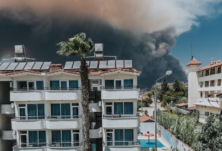 Добрались до Анталии: в Турции бушуют масштабные лесные пожары фото 1