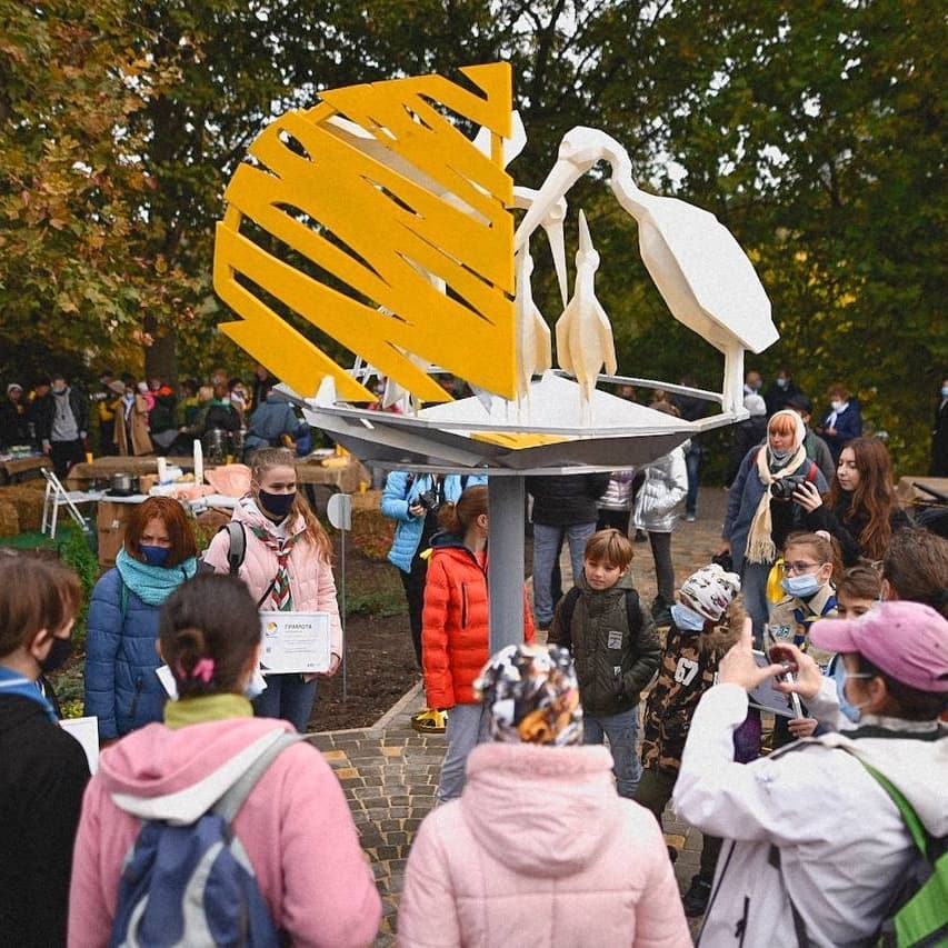 В парке Победы открыли скульптуру семейства белых аистов. Скульптор Лесь Панчишин