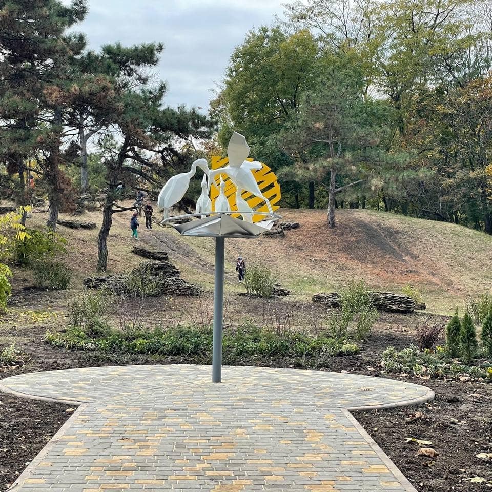 В парке Победы открыли скульптуру семейства белых аистов. Скульптор Лесь Панчишин