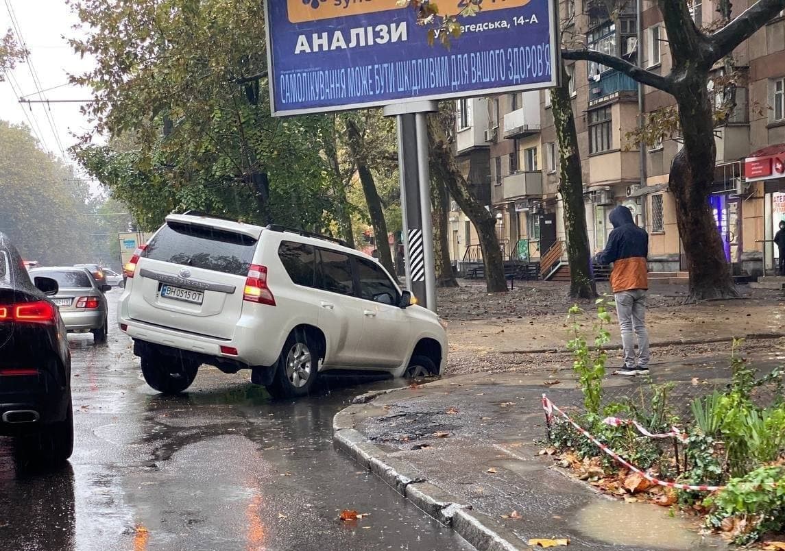 В Одессе по улице Сегедской автомобиль провалился в яму. Фото: телеграм-канал "Подслушано Одесса"