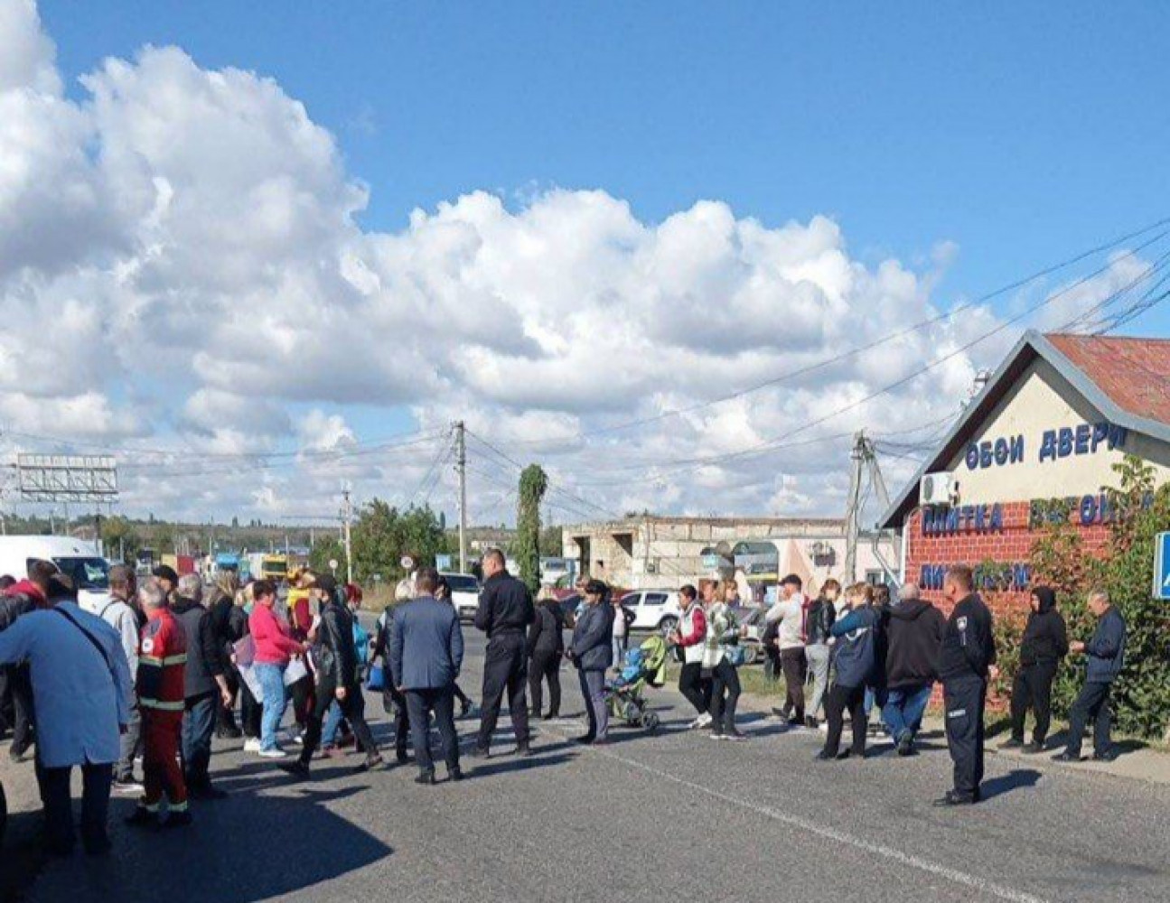 Недовольные "дистанционкой" жители перекрыли трассу Одесса &ndash; Кишинев. Фото: "Думская"