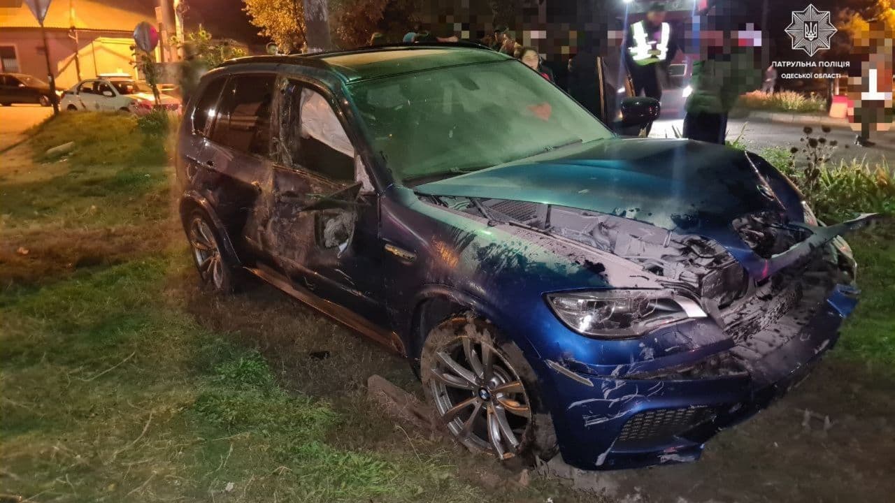 На Тираспольском шоссе BMW влетел в шлагбаум и перевернулся. Фото полиции