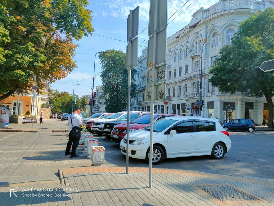 Нелегальная парковка по улице Екатерининской. Фото: Иван Бошку