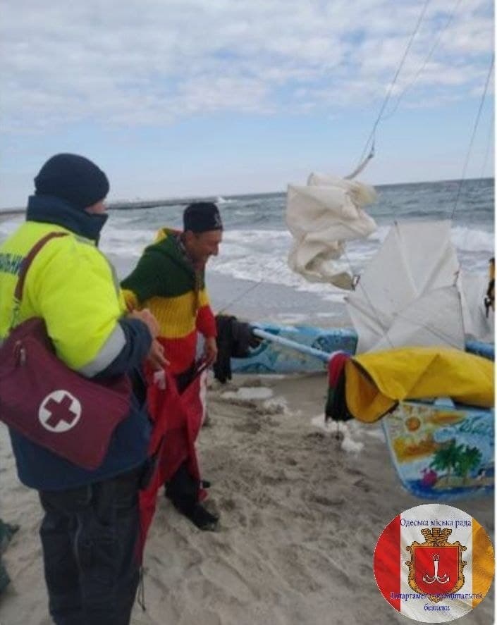 Неделя в море: на "Ланжерон" вынесло сломанный парусник с пассажиром. Фото департамента муниципальной безопасности