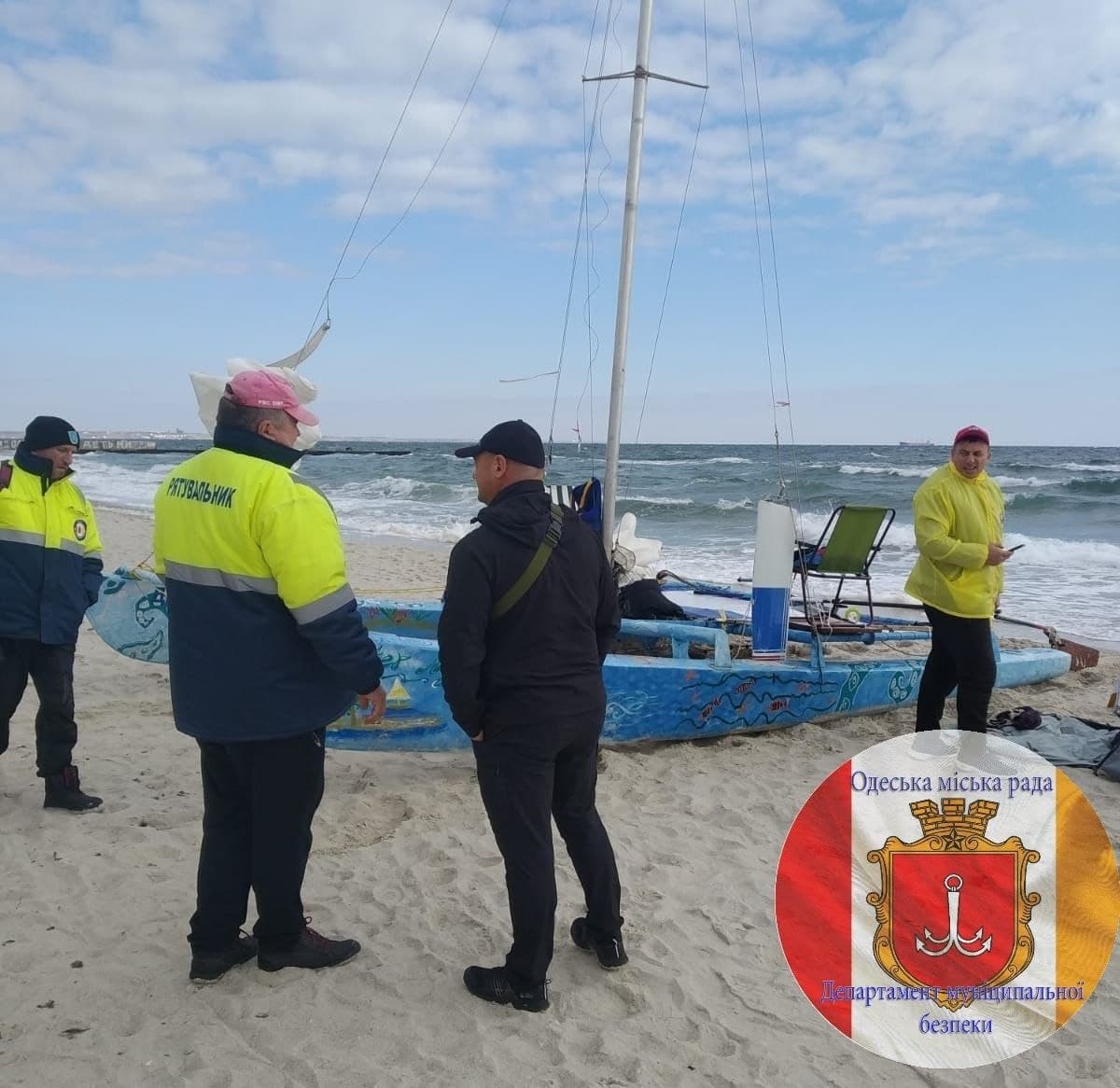 Неделя в море: на "Ланжерон" вынесло сломанный парусник с пассажиром. Фото департамента муниципальной безопасности