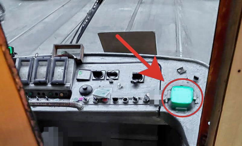 Датчик-валидатор, к которому надо поднести телефон. Фото: Культурометр