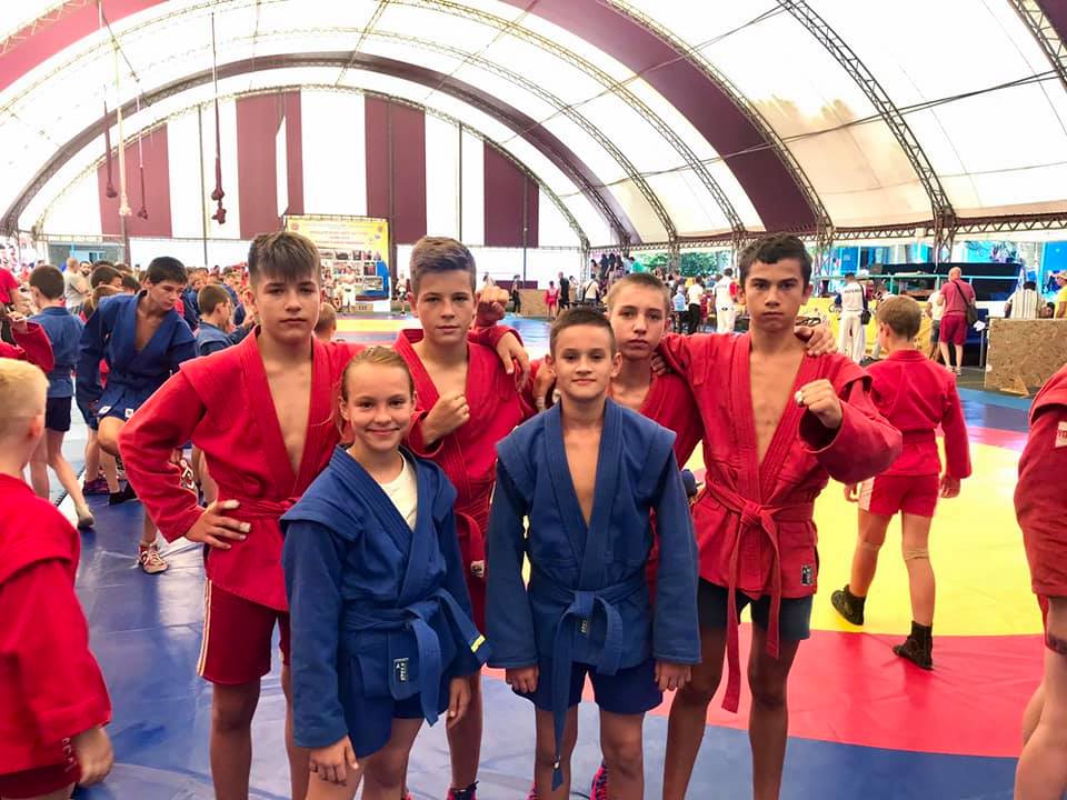 Ногой стреляет из лука: 11-летняя одесситка покорила украинское шоу талантов. Фото: facebook.com/press.kotovsk