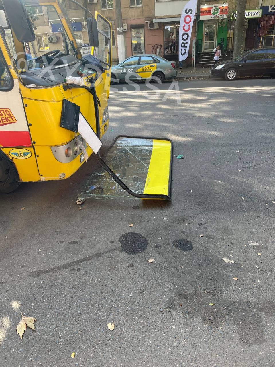 По улице Сегедской у маршрутки № 175 выпало лобовое стекло. Фото: телеграм-канал "ХО"