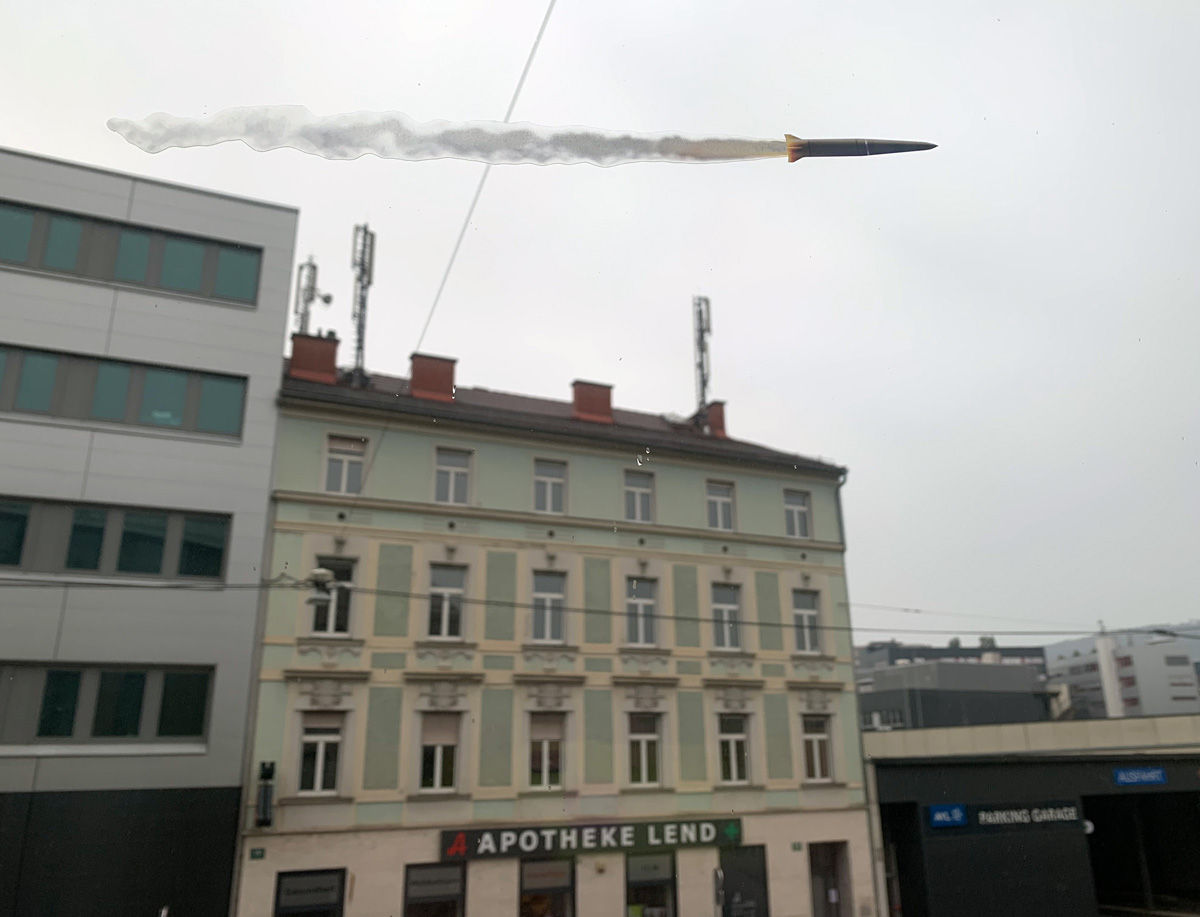 Украинская художница расклеила наклейки в виде ракеты на окнах заграничного транспорта.